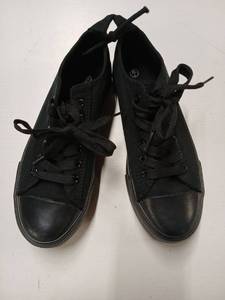 lot 1402 image: All Black Canvas Low Top Sneakers Size 7
