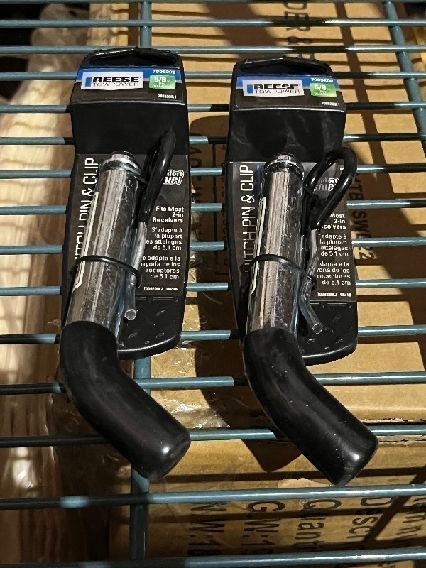 lot 525 image: 2 REESE TOWPOWER HITCH & PIN CLIP LS - 58 Pin DIAMETER - 7009200