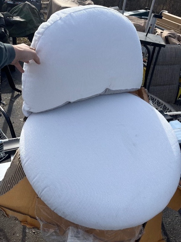 lot 580 image: Circle Seat Luxury Quality Outdoor Cushions - Circle Seat & Half Circle Back - 3 WhiteIvoryish