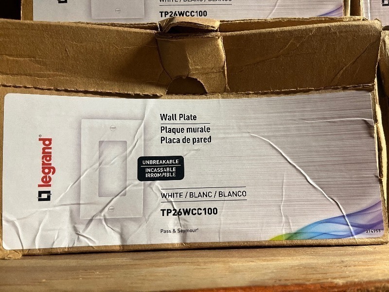 lot 592 image: Legrand Pass & Seymour Box of 100 Wall Plates TP26WCC100 - White
