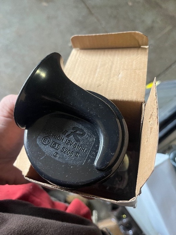 lot 239 image: Plastic Metal Car Speaker Type R Horn 60B High 12V 510Hz 5206 RedBlack