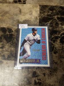 lot 937 image: 1994 Topps Gold Ken Griffey Jr. Seattle Mariners Rookie Baseball Card