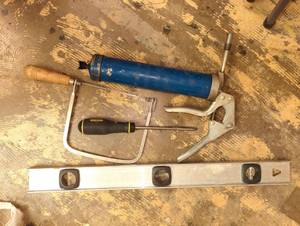 lot 16722 image: Hand tools - Level, Hacksaw, Greaser