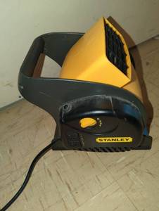 lot 16744 image: Stanley brand Indoor Blower Fan with additional Outlets, works, Model 655702