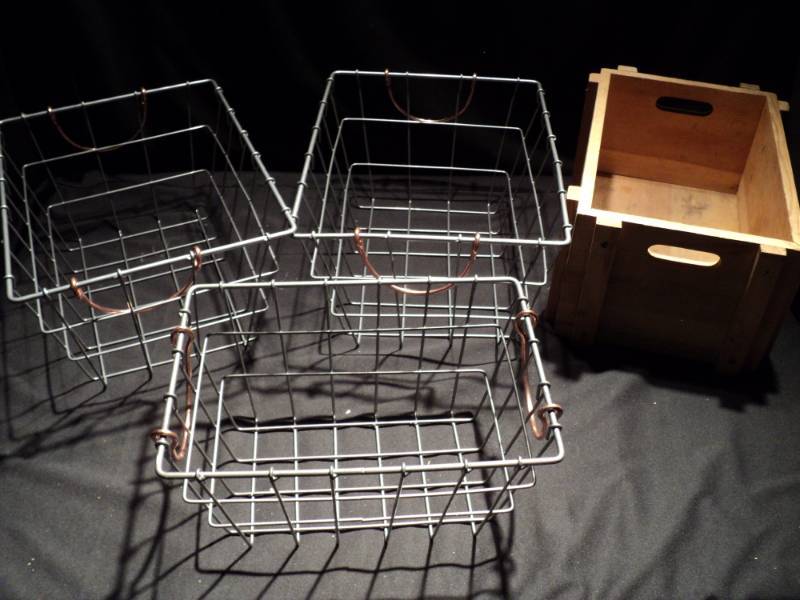 lot 3185 image: (4) CT mixed lot small storage baskets and wooden crate