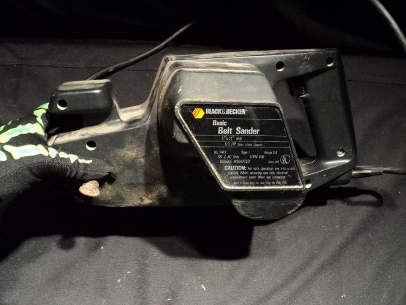 lot 3196 image: Black and Decker basic belt sander