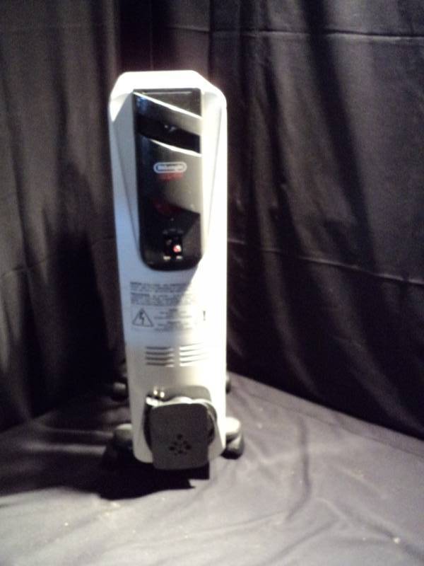 lot 3215 image: DeLonghi Safe Heat electric radiator