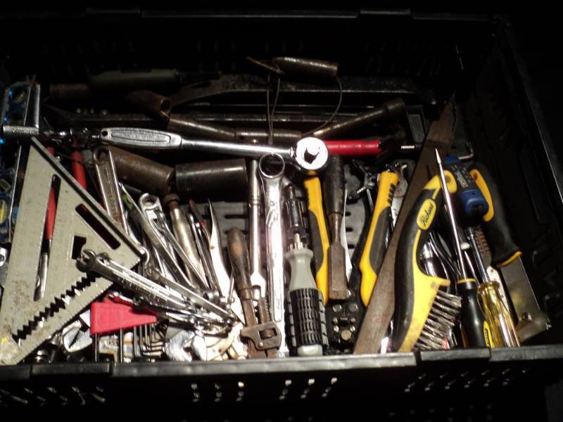 lot 3216 image: Mixed lot of hand tools,  screw drivers,  wrenches,  sockets and more,  over 30 pieces
