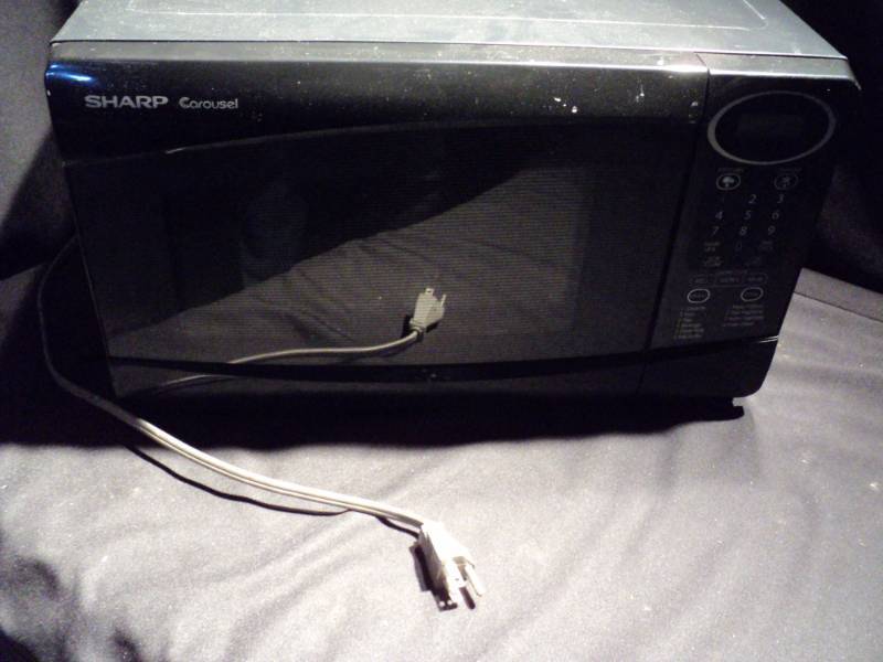 lot 3219 image: Sharp carousel microwave,  used,  Powers on
