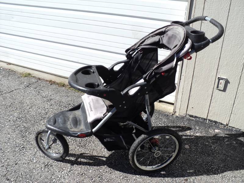 lot 3224 image: Baby Trend Expedition 3 wheel stroller