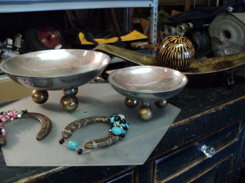 lot 3226 image: (7) CT mixed lot home decor,  glass Tray,  metal bowls,  wooden ball,  horseshoes
