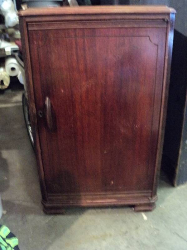 lot 3227 image: Wooden Storage cabinet 19-2 X 16 X 31, lock removed