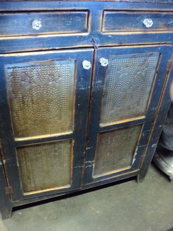 lot 3228 image: Wooden Pie Safe style cabinet with tin inserts