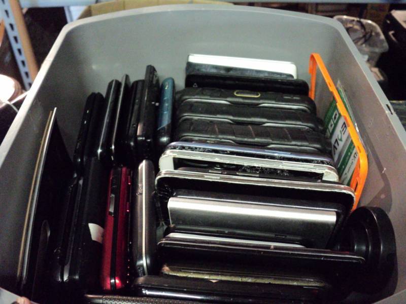 lot 3231 image: Mixed lot used cell phones and cell phone accessories