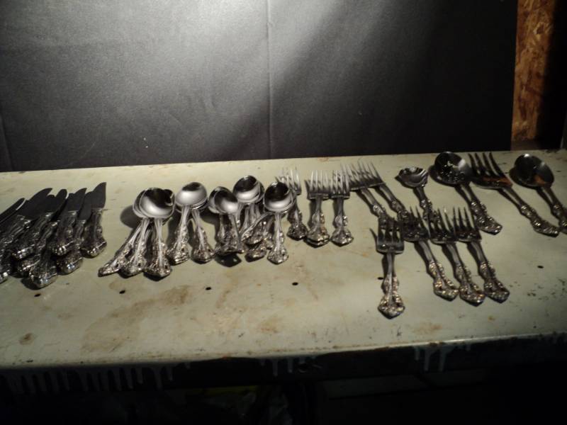 lot 3236 image: (34) pieces of Oneida Silverware