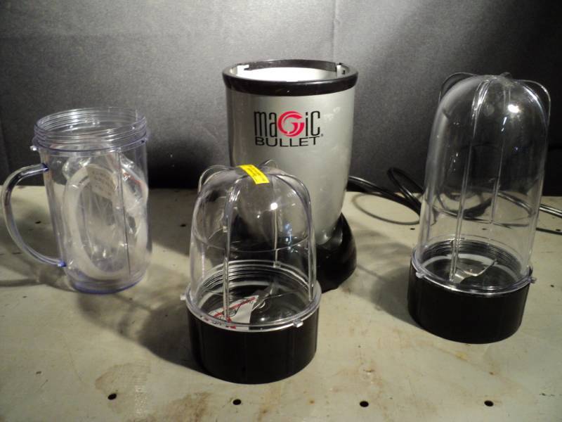 lot 3239 image: Magic Bullet Blender w (3) cups and extra seals, powers on and works