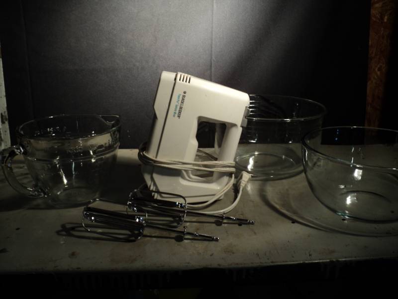 lot 3240 image: Mixed lot Black & Decker hand mixer, glass measuring cup and glass mixing bowls