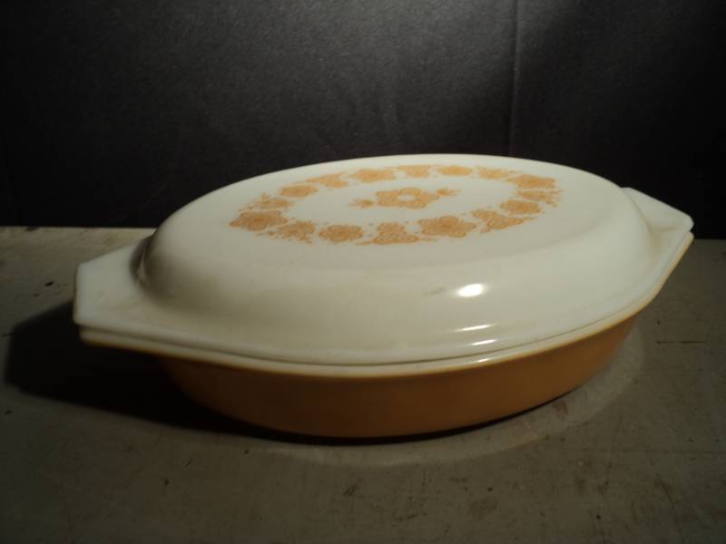 lot 3242 image: Pyrex divided casserole dish with lid