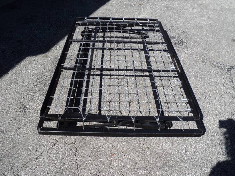 lot 3246 image: Metal spring loaded trundle bed, twin size