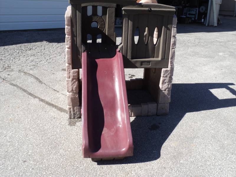 lot 3249 image: Step 2 Play Set 45 x 31 x 52, missing steps ladder