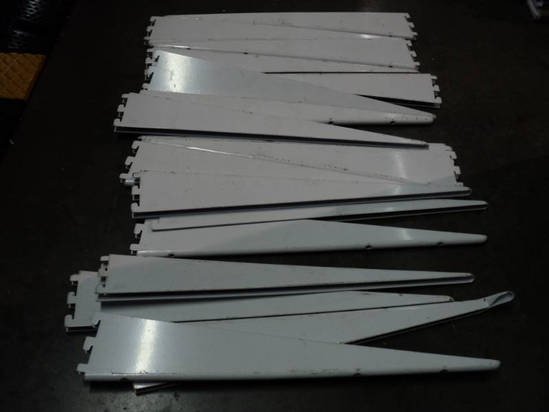 lot 3293 image: (16) pair shelf braces, white,  18 long