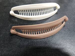 lot 3018 image: Banana Hair Clip Set - White and Brown