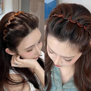 lot 6237 image: Vrose Flosi Fashion Wide Zig Zag Headbands for Women and Men - Plastic Wavy Hair Band with Teeth Comb - Classic 90s Hair Accessories for Face Washing Skin Care Makeup Hair Holder Everyday Use