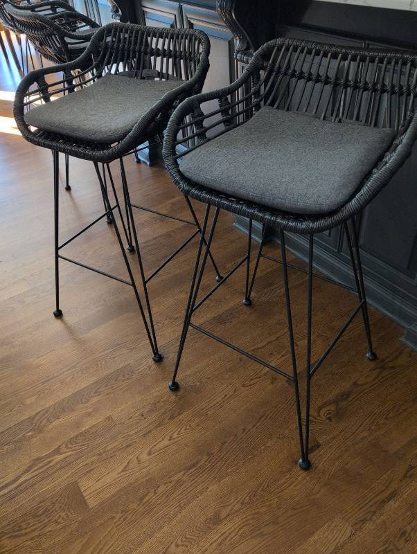 lot 203 image: Modern Woven Rattan Bar Stools Set 4