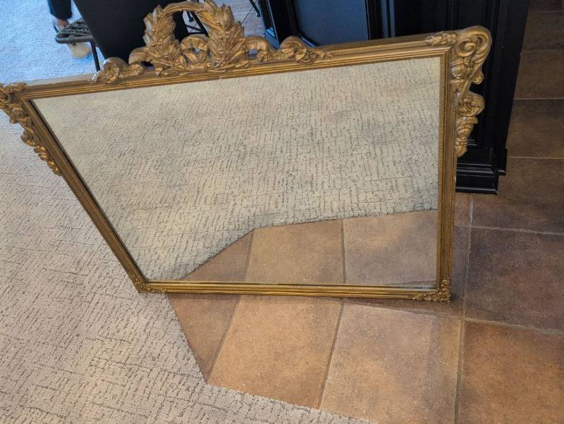 lot 220 image: Ornate Gold Gilt Frame Wall Mirror