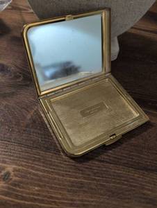 lot 2456 image: Elgin American Gold-Tone Powder Compact