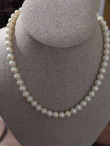 1928 White Pearl Necklace with Gold Clasp