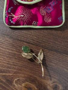 lot 2475 image: Green Jade and Gold Leaf Brooch