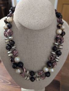 lot 2483 image: Elegant Pearl and Glass Bead Necklace