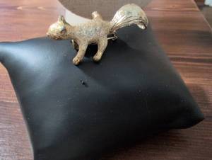 lot 2485 image: Gold Tone Squirrel Brooch Pin