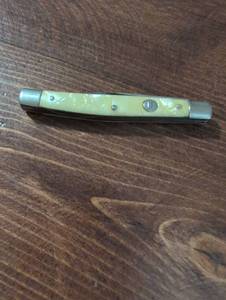 lot 2489 image: Yellow Bone Handle Pocket Knife