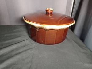 lot 2715 image: McCoy Ceramic Casserole Dish with Lid