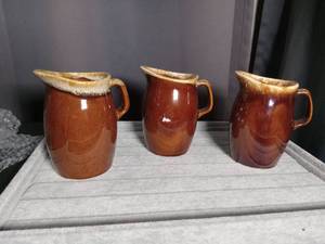 lot 2724 image: Hull Pottery Brown Drip Glaze Pitcher Set