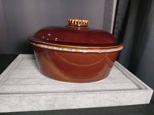 lot 2725 image: Hull Brown Oven Proof USA Casserole Dish with Lid