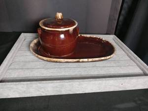 lot 2732 image: Brown Hull Pottery Bean Pot with Tray