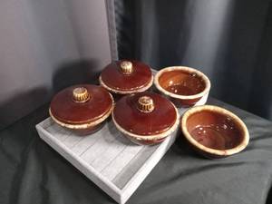 lot 2738 image: Hull Brown Drip Glaze Pottery Bowl Set