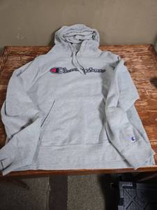 lot 7 image: Champion Script Logo Hoodie