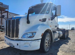 lot 10 image: 2019 Peterbilt 579 Semi Truck - WHITE