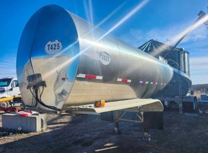 lot 16 image: 2003 43ft Polar Pneumatic Tank Trailer - Model SRJ3