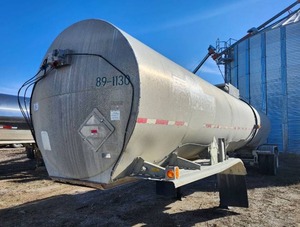 lot 20 image: 1970 Butler Pneumatic Tank Trailer