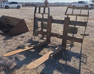 lot 25 image: John Deere FF60 Skid Steer Loader Fork Attachment