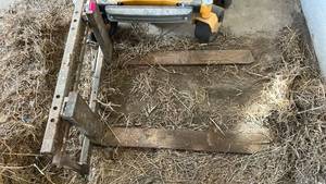 lot 32 image: Pallet Forks Attachment - 42 Forks