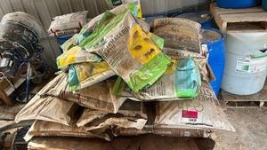 lot 14439 image: Bulk Lot of American Stockman Mineral Salt And Diatomaceous Earth Insecticide