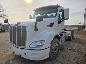 lot 9 image: 2019 Peterbilt 579 Semi Truck - WHITE