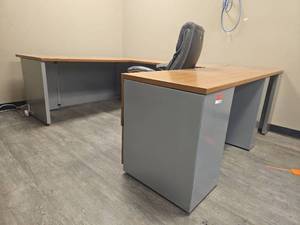 lot 15138 image: Serta Executive Office Chair with L-Shaped Desk Set