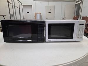 lot 15156 image: Microwaves - Set of 2